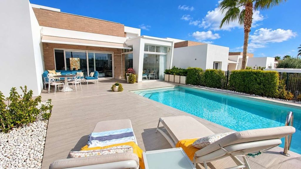 Property photo 1 of 25 Beautiful Single-Level Villa With Private Pool