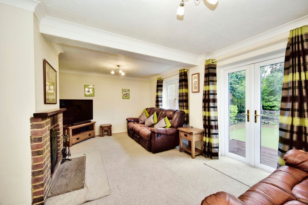 Property photo 2 of 18 Lounge