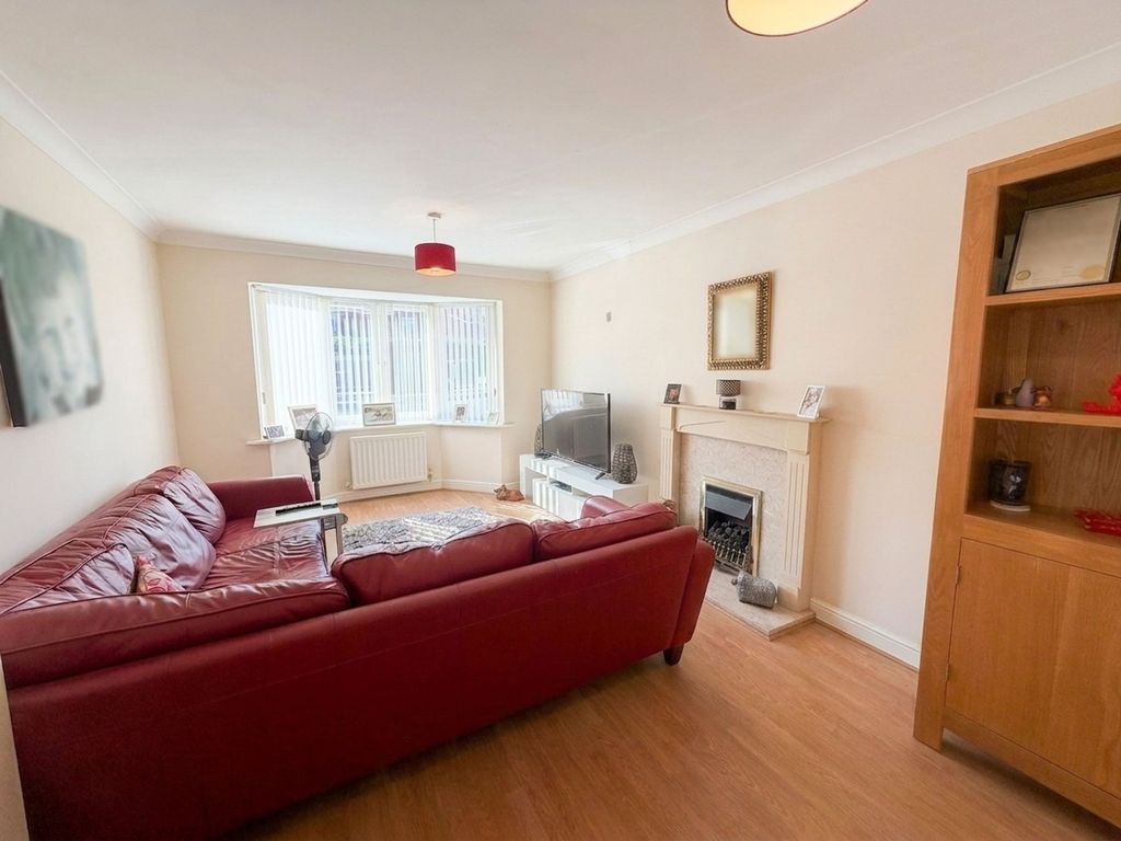 Property photo 3 of 15 Lounge
