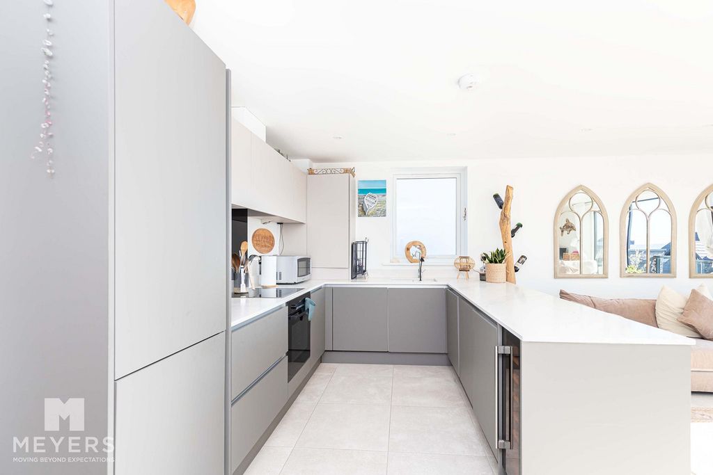 Property photo 3 of 27