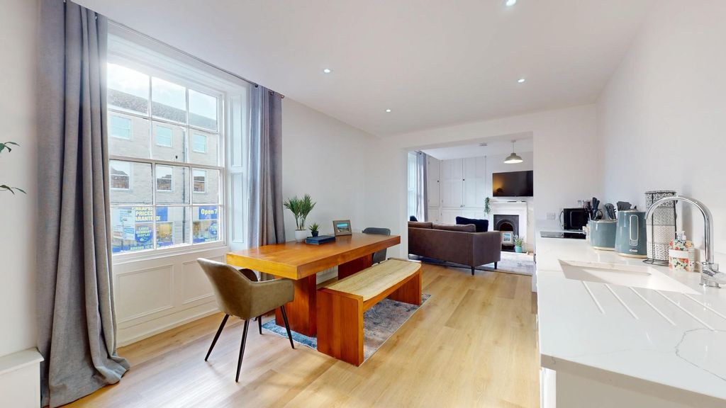 Property photo 1 of 10 Flat-2-38-Boroughgate-Kitchendiner 1.Jpg