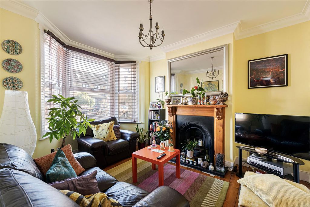 Property photo 3 of 30 Walpole Road, E18