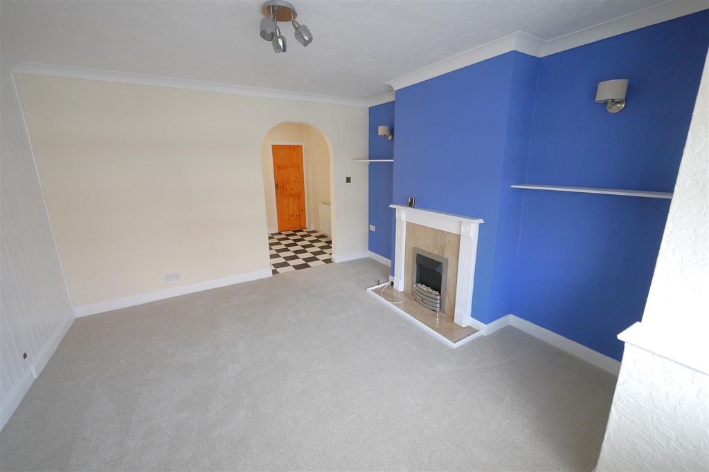 Property photo 3 of 11 Lounge