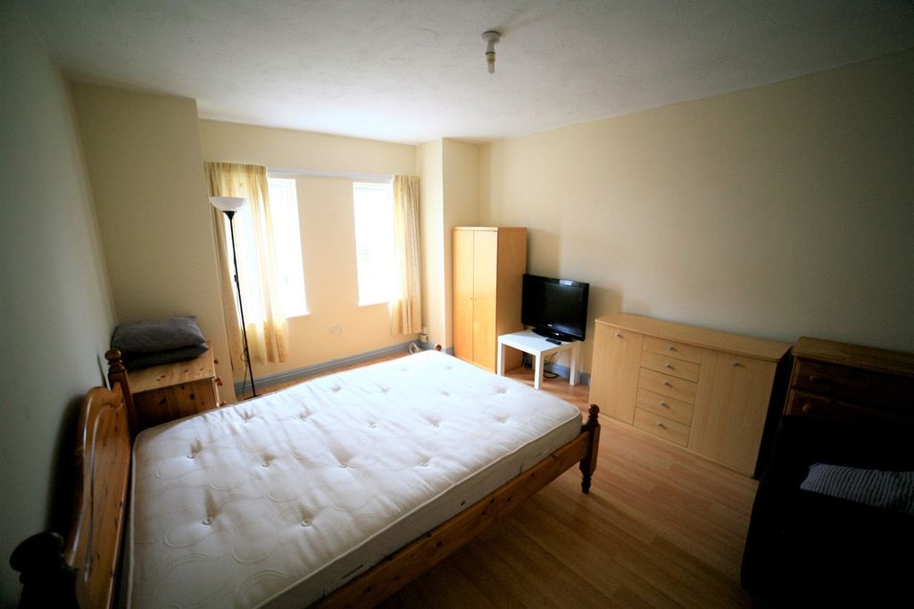 Property photo 1 of 9 Spacious Double Bedroom Featuring Large Windows Th...