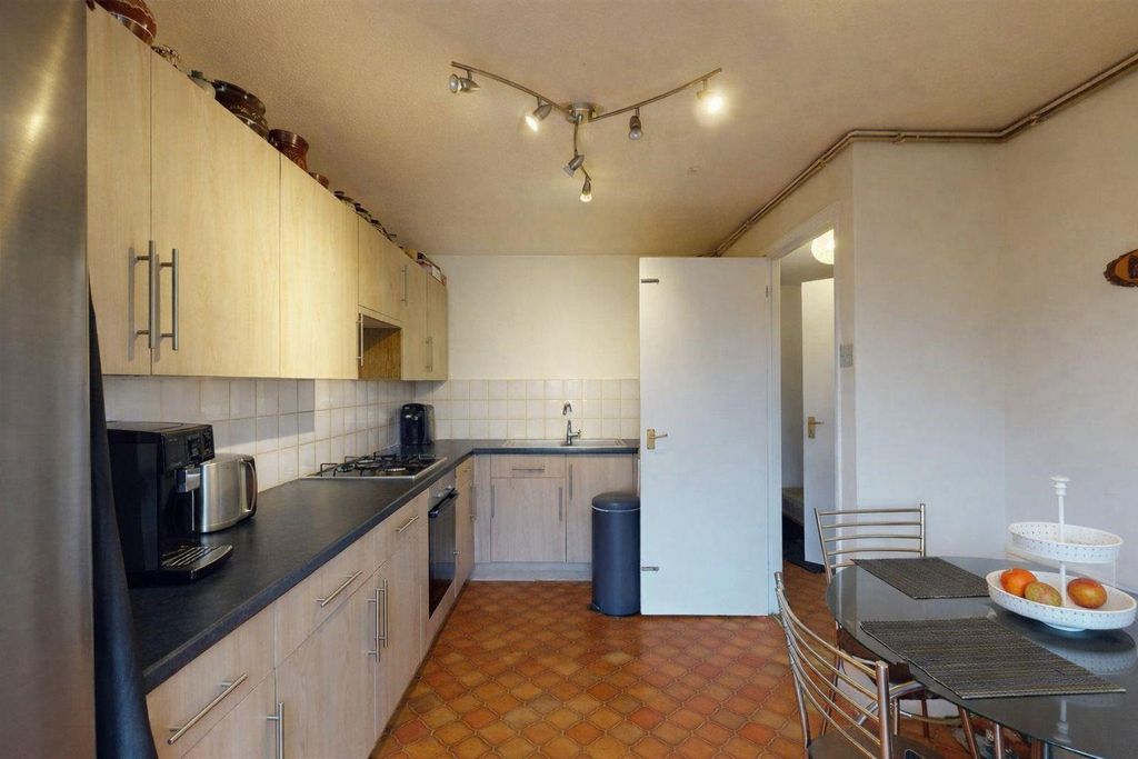 Property photo 2 of 9 Beckton, E6, House For Sale Barrain London Estate