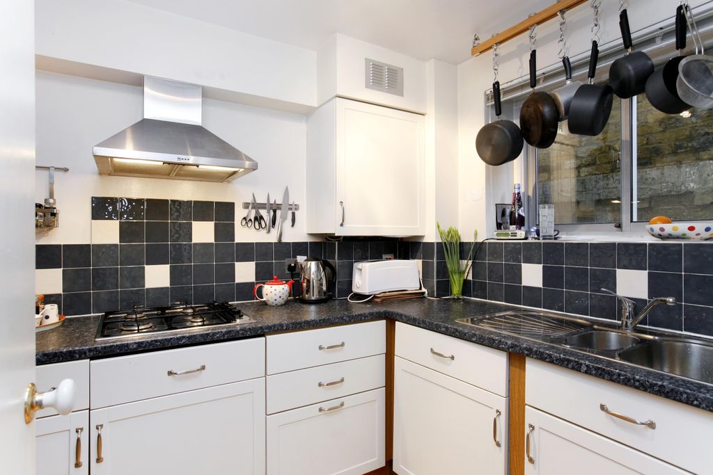 Property photo 2 of 5 Kitchen