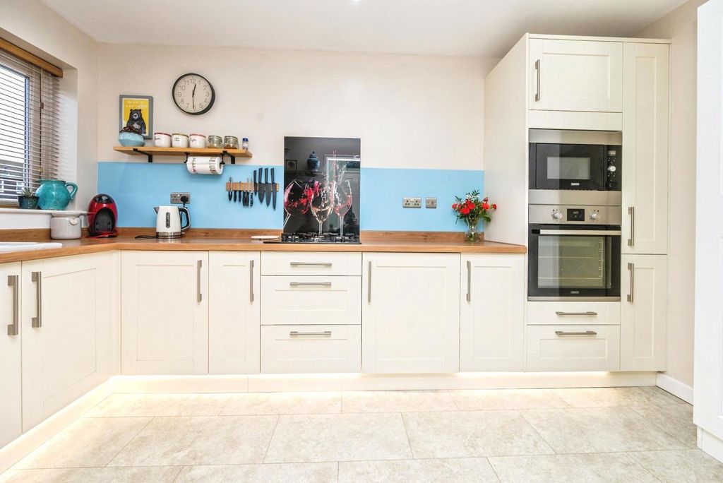 Property photo 3 of 20 Kitchen