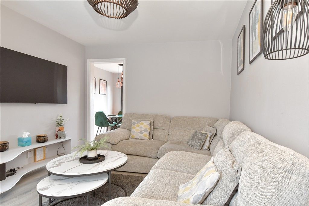 Property photo 3 of 9 Lounge