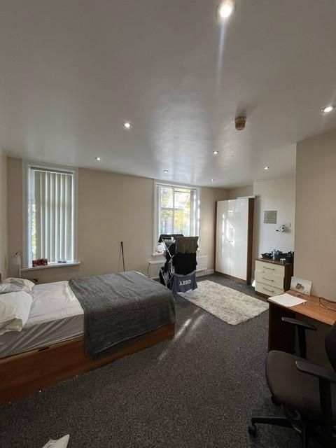 Property photo 2 of 12 Bright, Well-Kept Double Bedroom With A Comfortabl...
