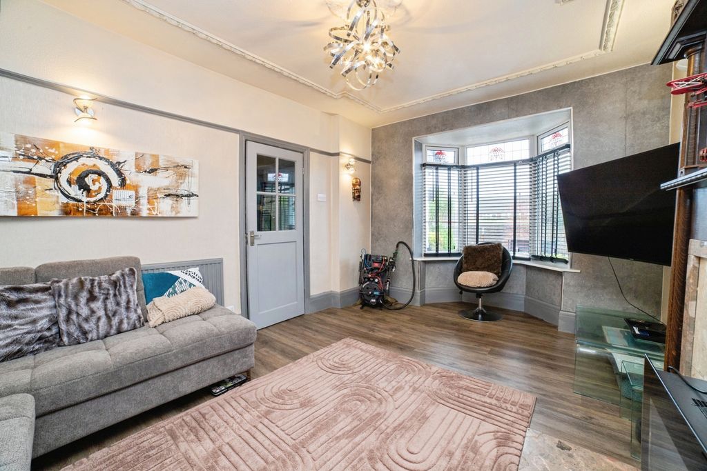 Property photo 2 of 18 Lounge