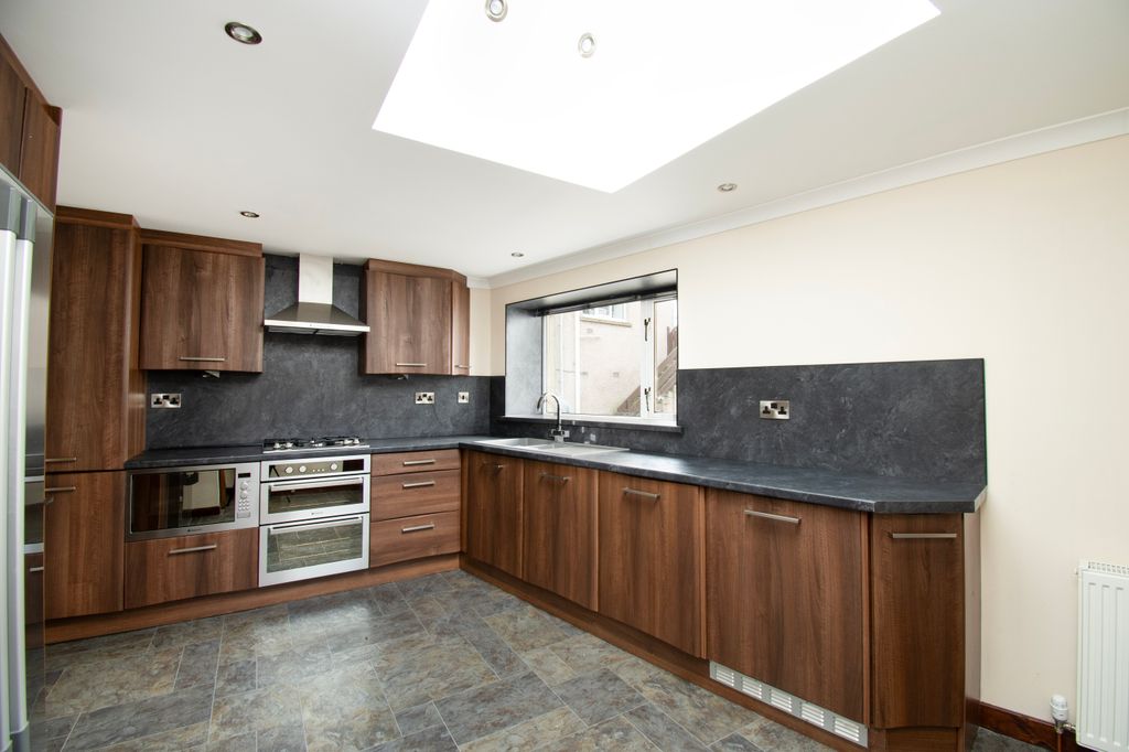 Property photo 1 of 19 Dining Kitchen