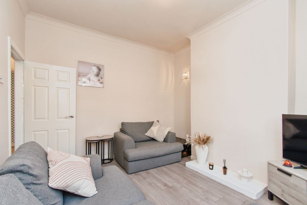 Property photo 3 of 15 Lounge