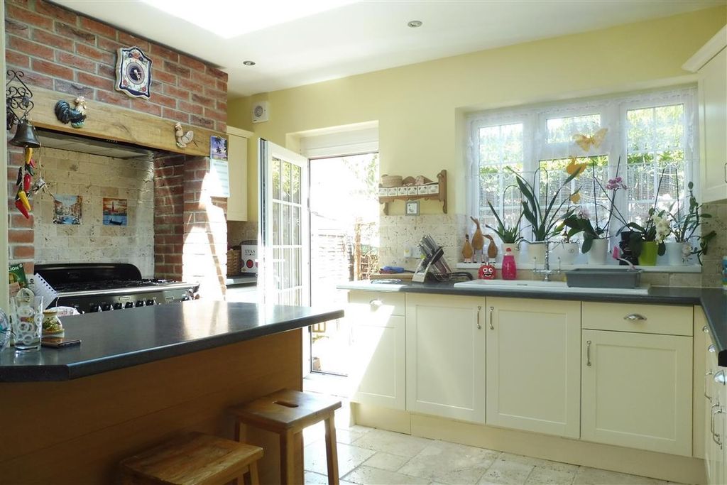 Property photo 2 of 10 Kitchen