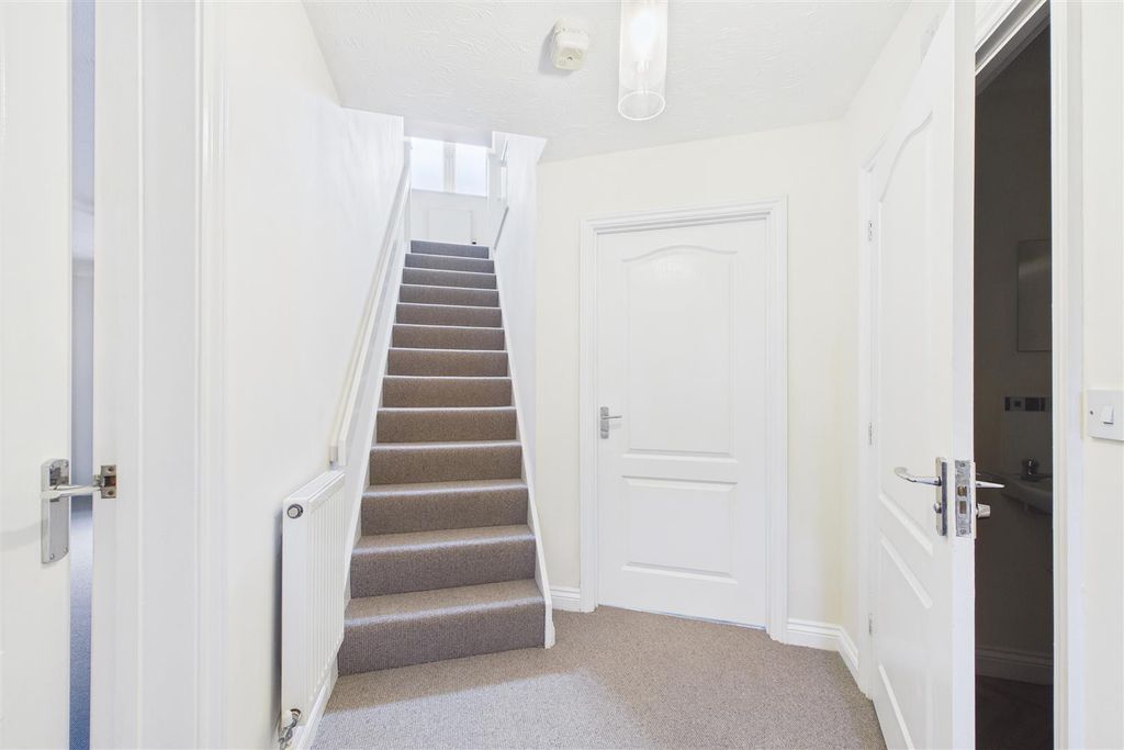 Property photo 2 of 16 Entrance Hall