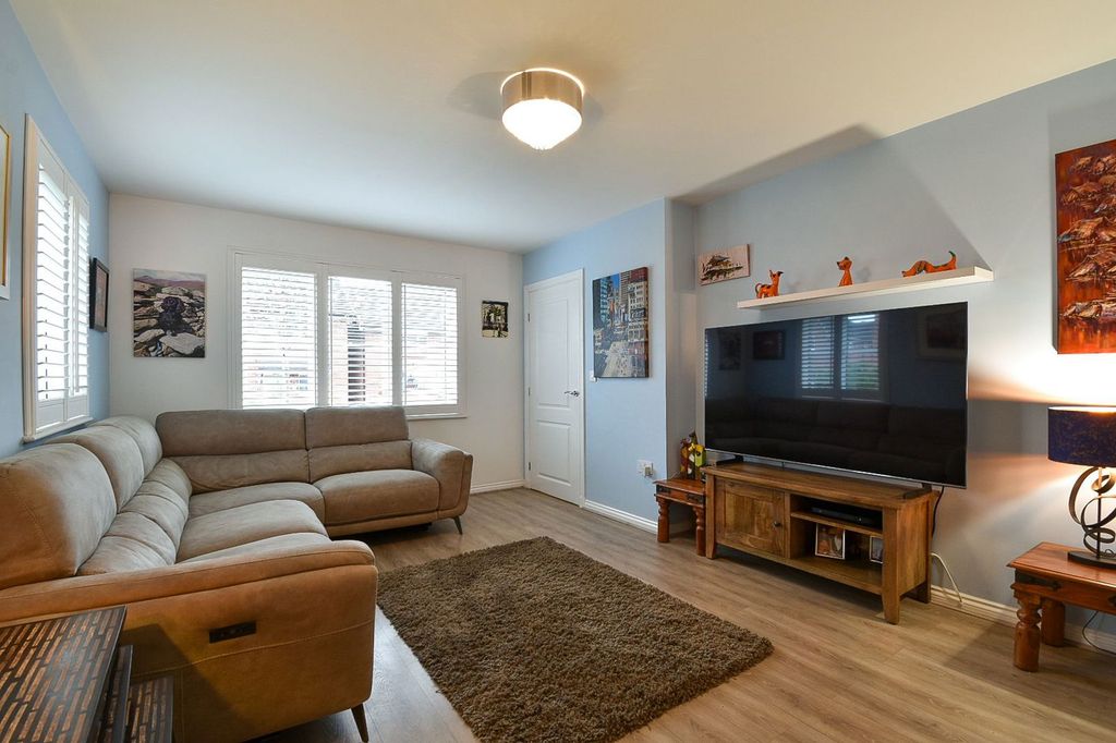 Property photo 2 of 28