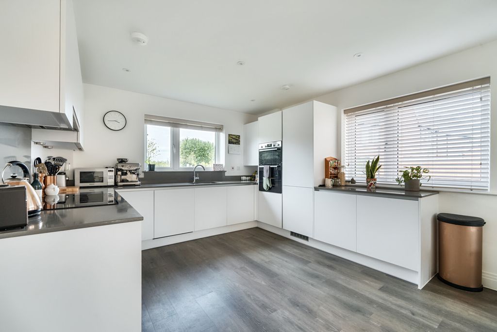 Property photo 2 of 18 1343929-11-68A73F...