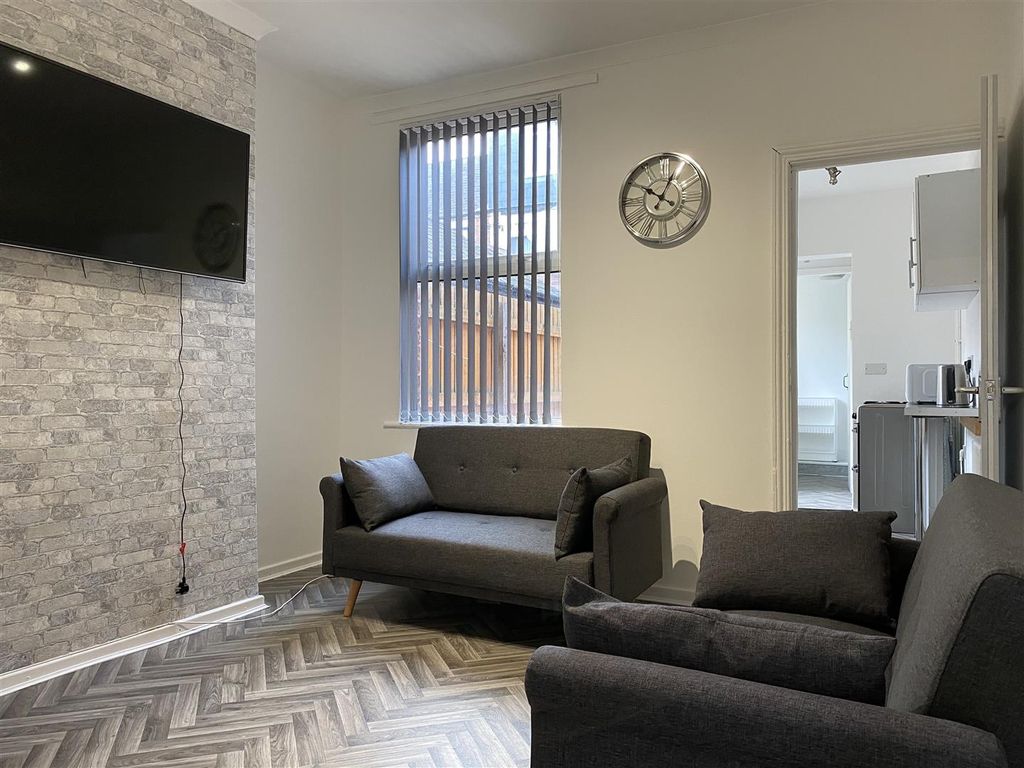 Property photo 1 of 10 Lounge