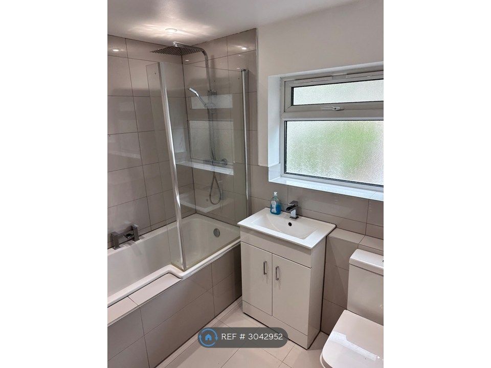 Property photo 3 of 10 Bathroom
