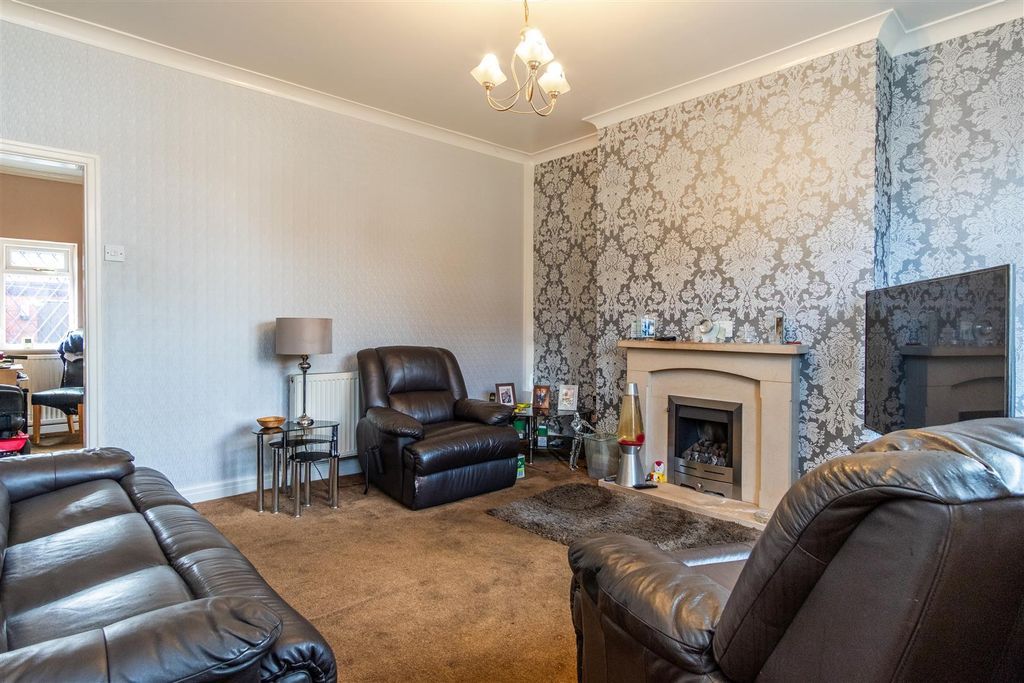 Property photo 2 of 16 Lounge