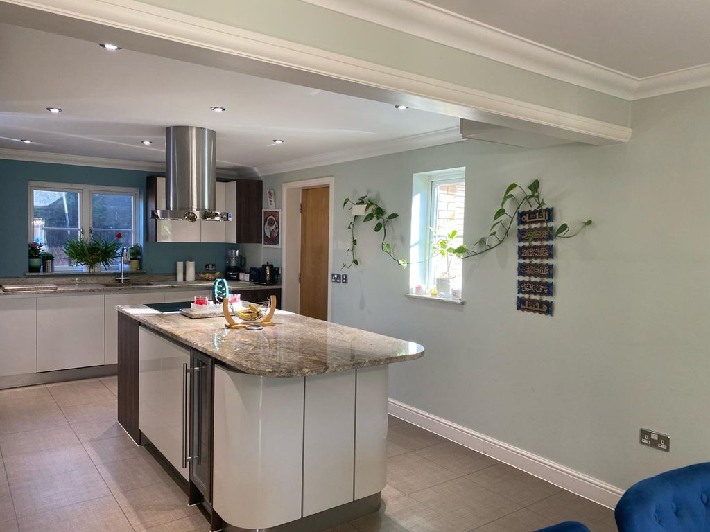 Property photo 3 of 18 Kitchen