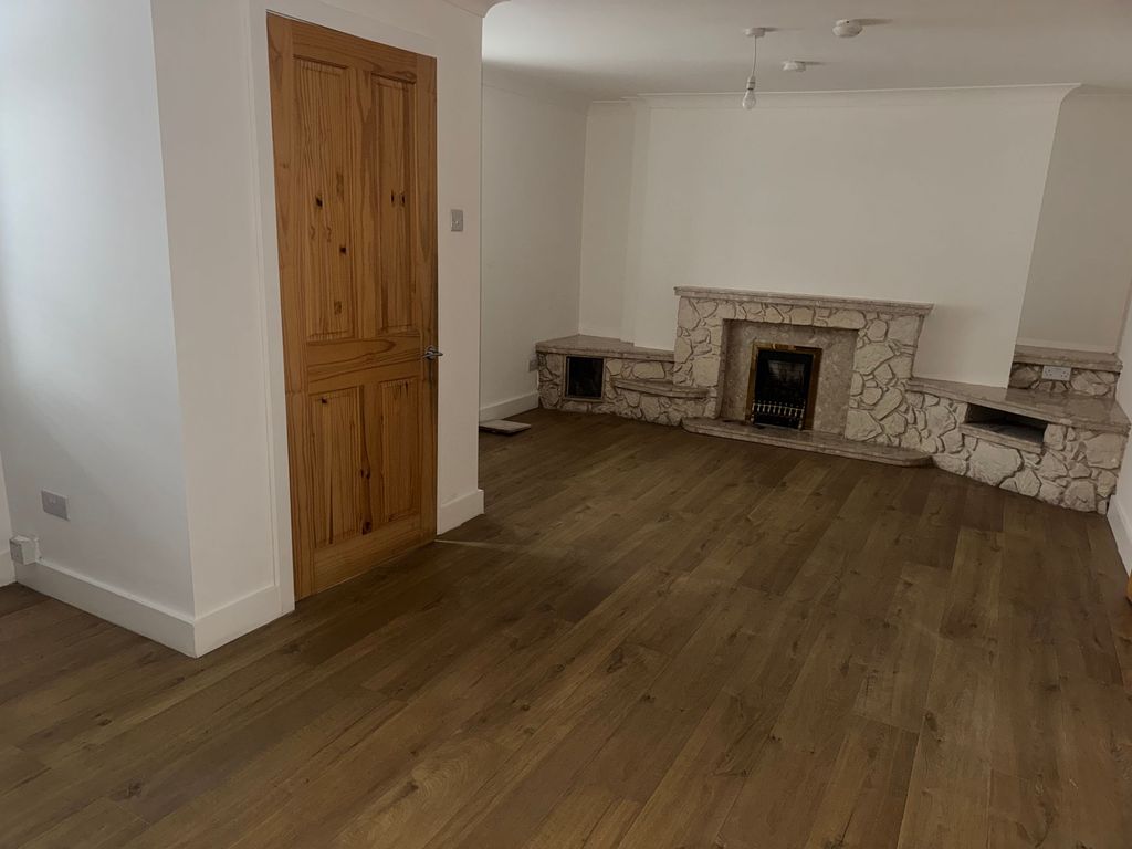 Property photo 2 of 19 Lounge