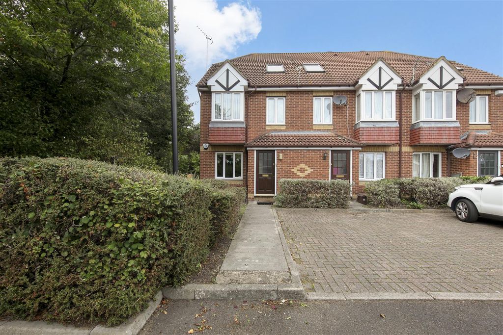 Property photo 1 of 6 16 Dorset Mews London N3 2Bn - 006.Jpg