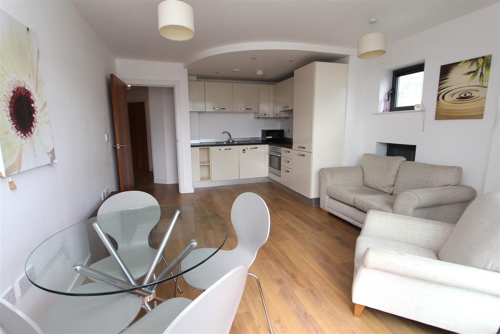 Property photo 1 of 10 Bright Open-Plan Living With Modern Dining Area...