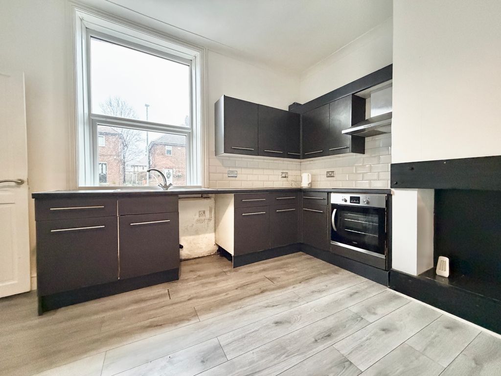 Property photo 2 of 10 Kitchen