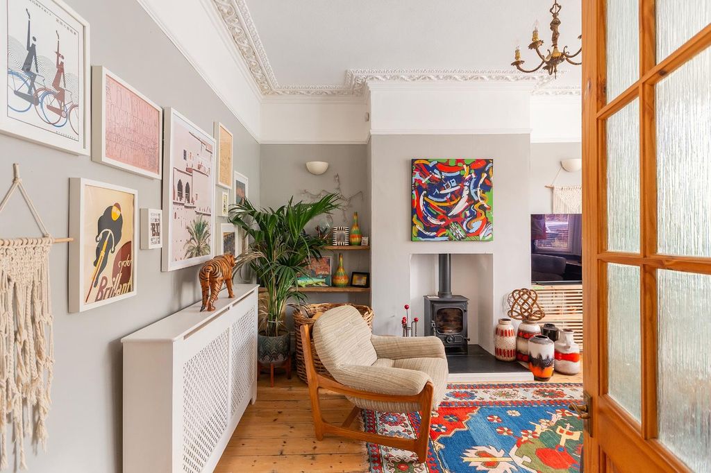 Property photo 3 of 47 3W6Rbn - Living Room E.Jpg