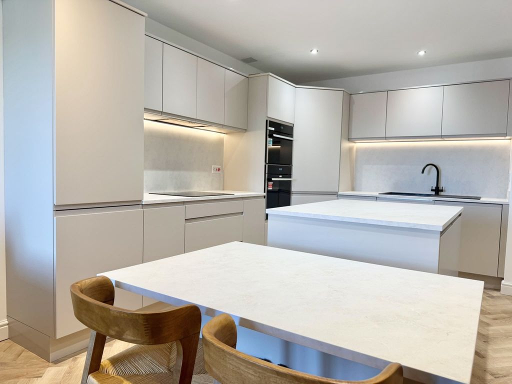 Property photo 1 of 14 2 Bed Apartment To Rent Fern Court S66