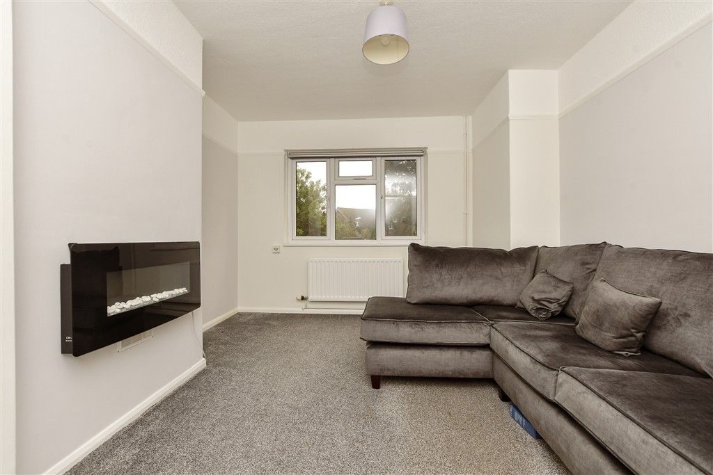 Property photo 1 of 9 Lounge