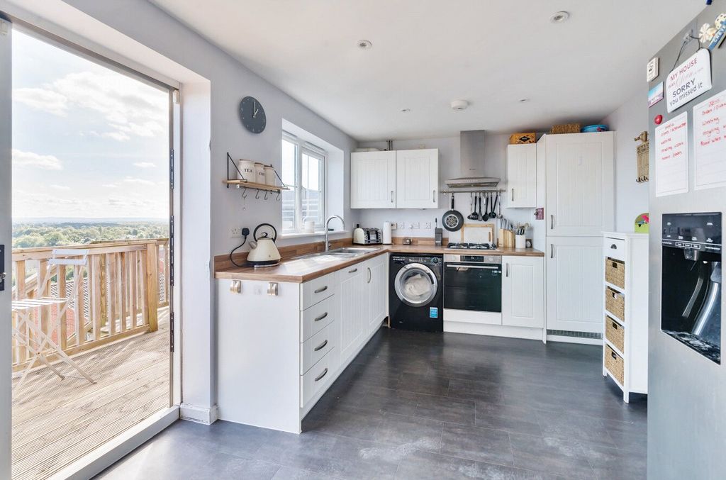 Property photo 3 of 15 Kitchen/Dining Room