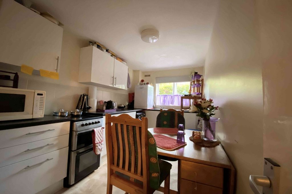 Property photo 3 of 7 Kitchen