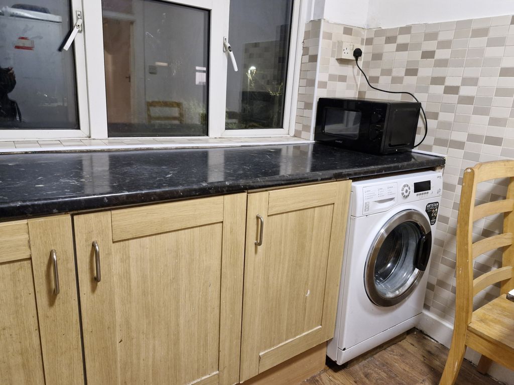 Property photo 3 of 10 Washing Machine