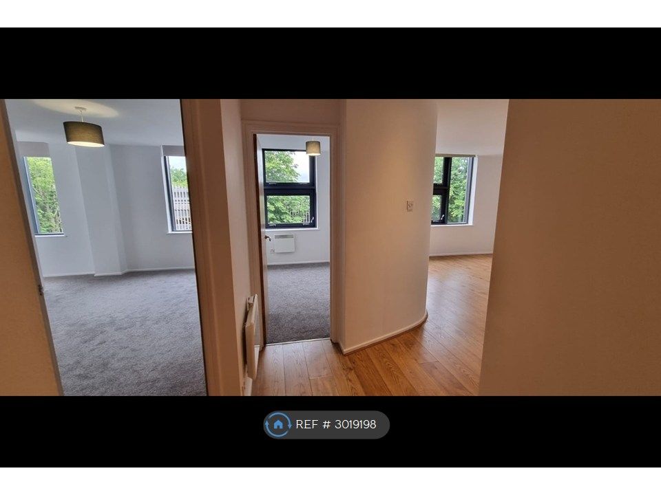 Property photo 3 of 11 Entrance Hall
