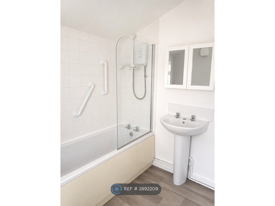 Property photo 2 of 9 Bathroom