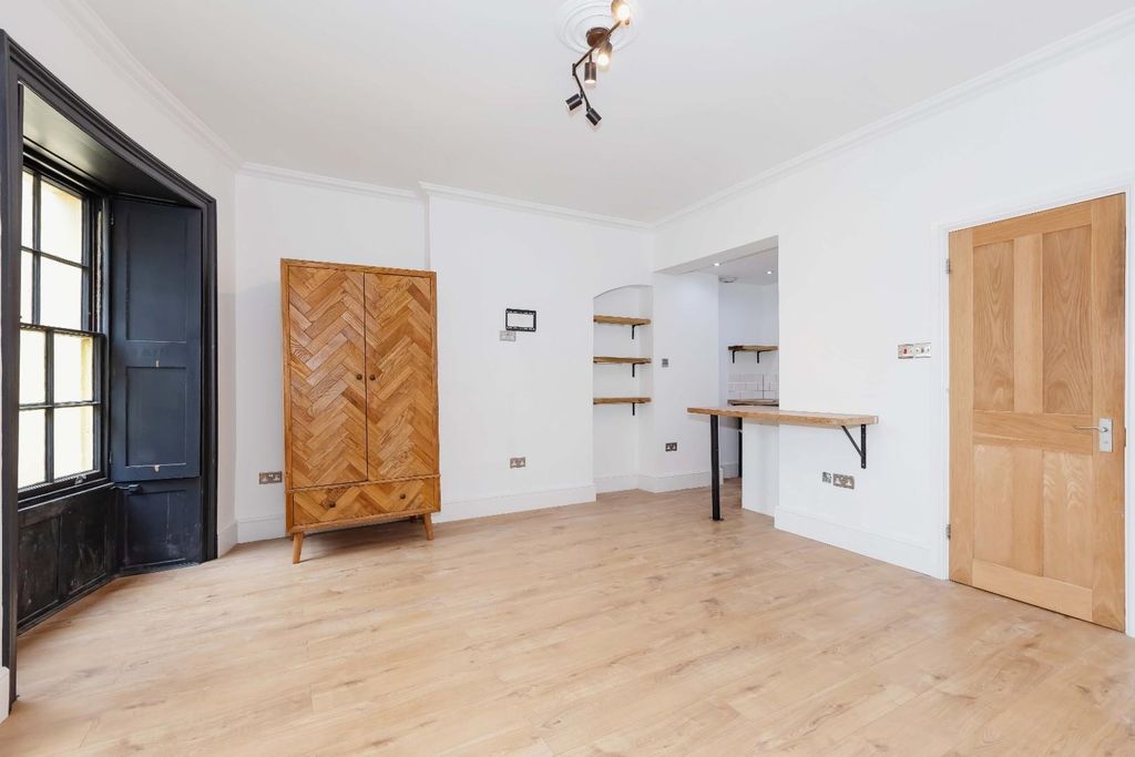 Property photo 2 of 18 Brunswick Sq_6.Jpg