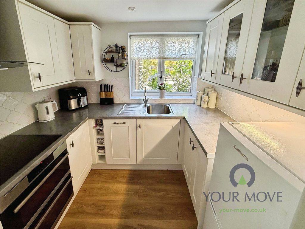Property photo 3 of 14 Kitchen