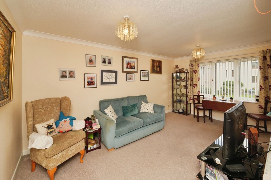 Property photo 3 of 11 Lounge