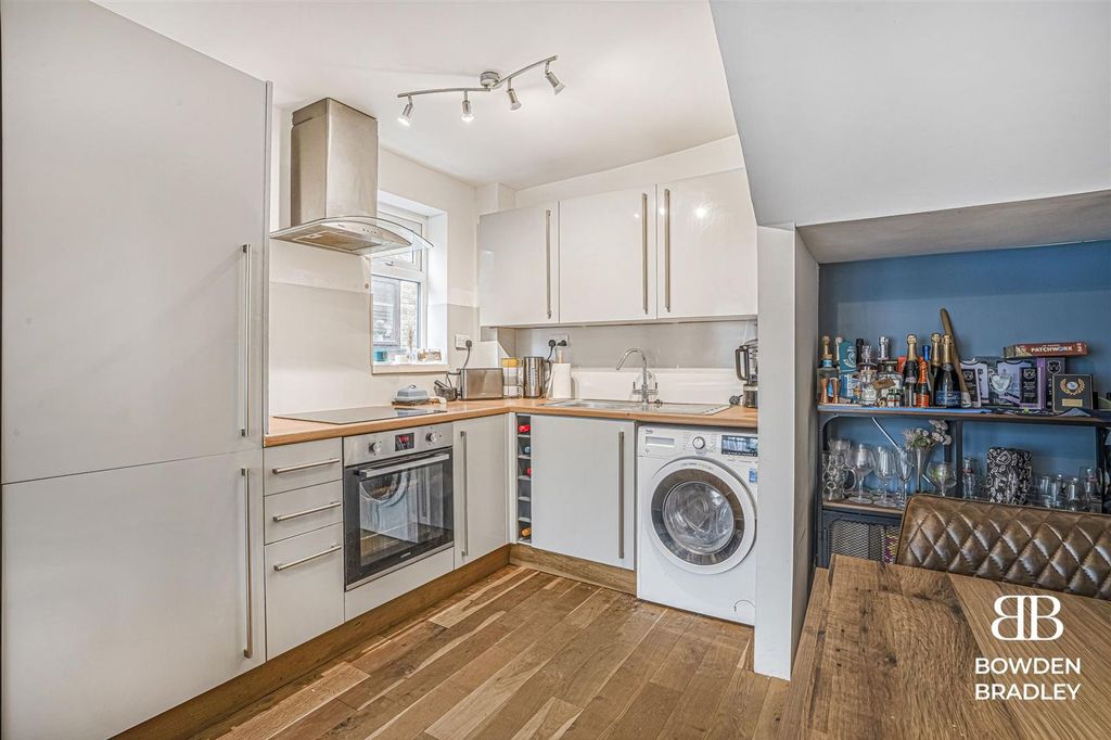 Property photo 3 of 13 Living Room/Kitchen