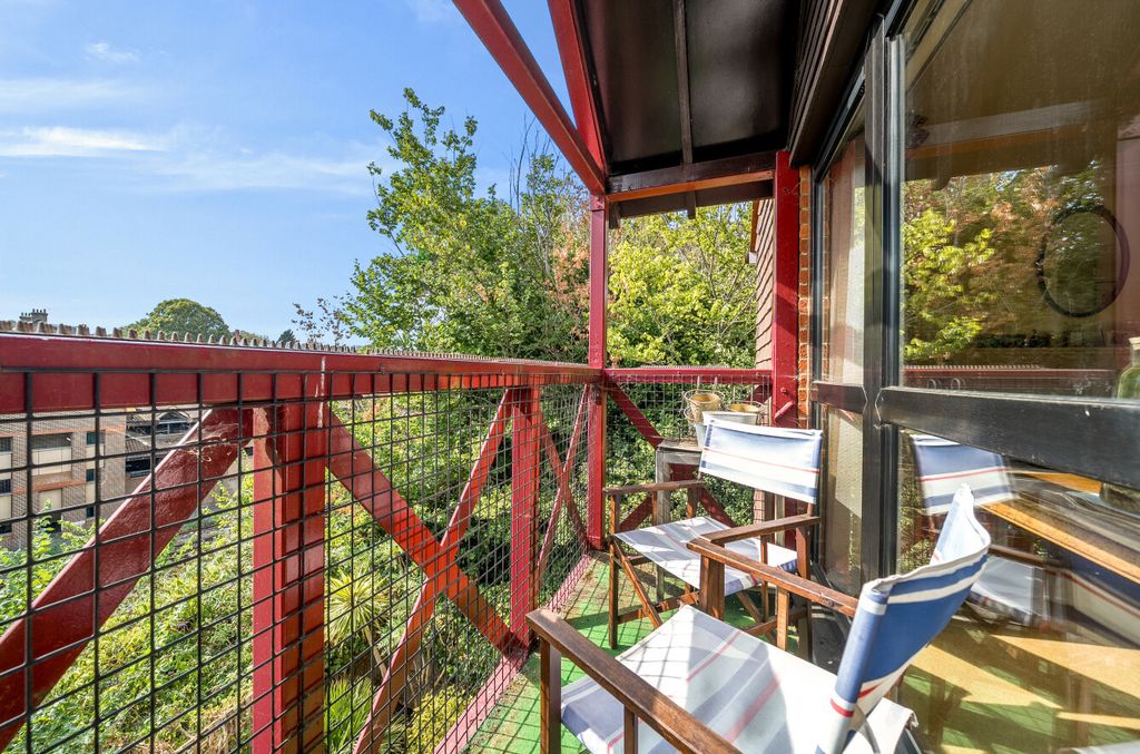 Property photo 3 of 19 Balcony