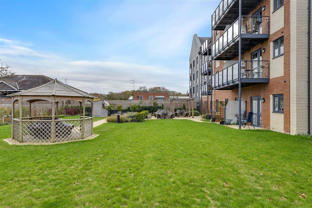Additional image 14 of 2 bed flat for saleStation Road, Hook RG27