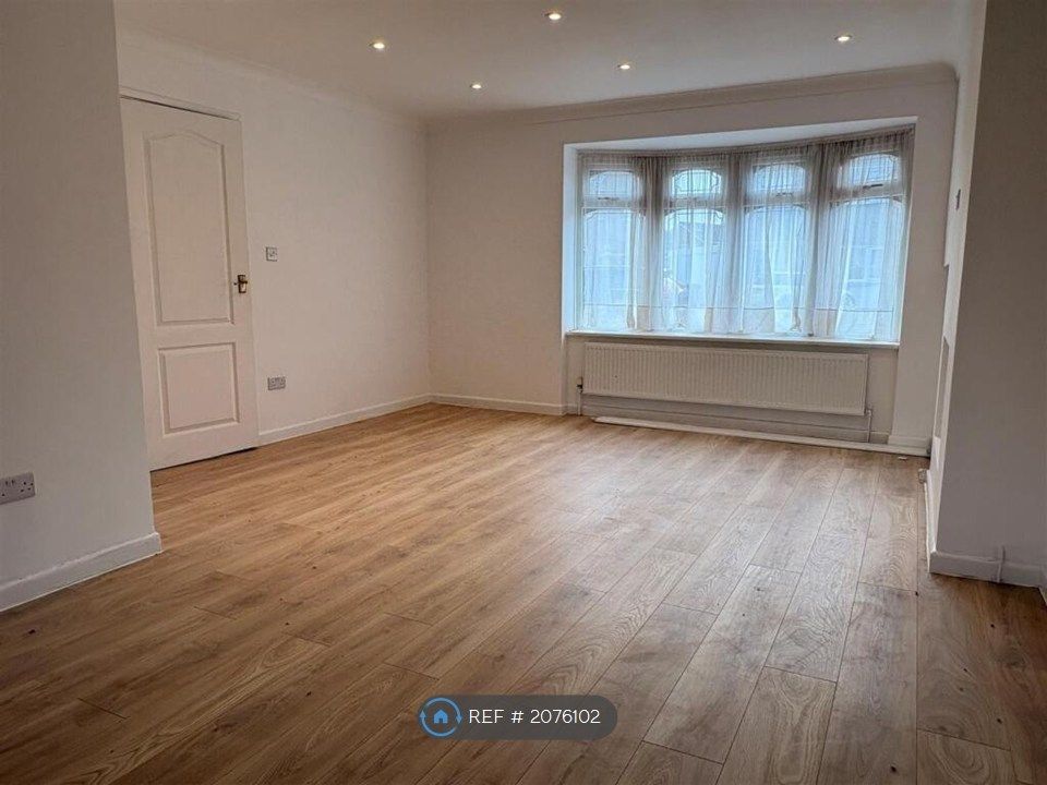 Property photo 3 of 11 Living Room