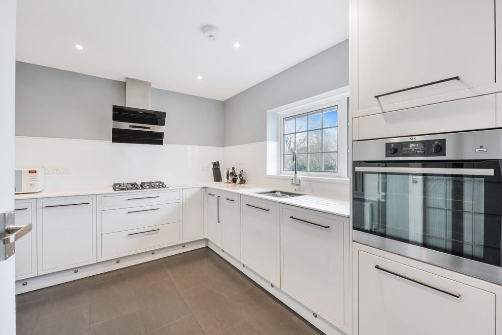 Property photo 3 of 14 Kingston Road