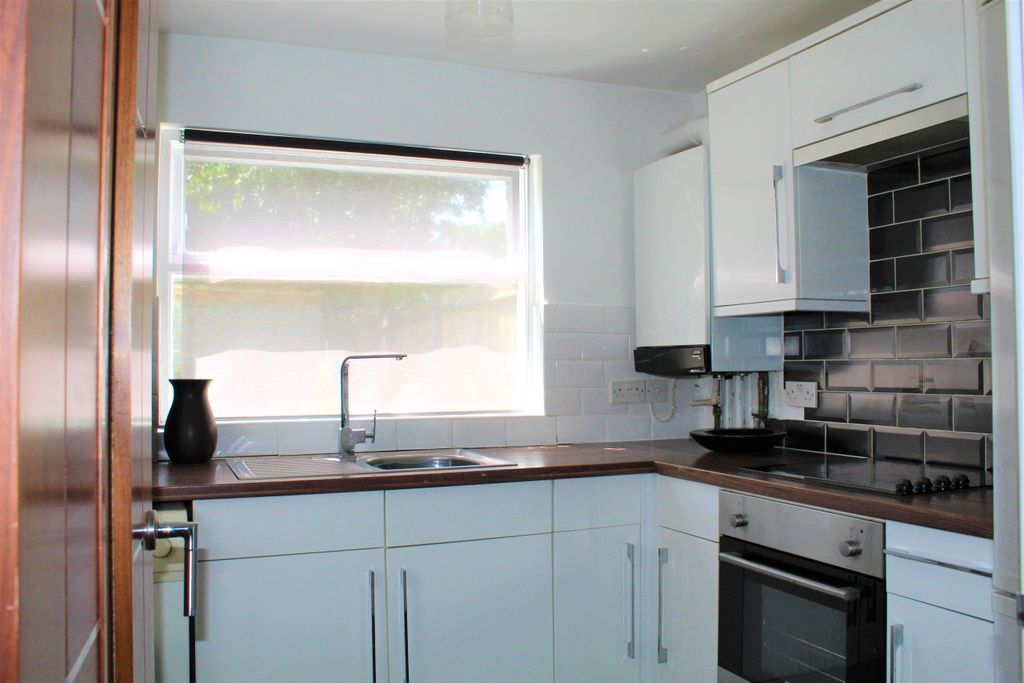 Property photo 3 of 6 Kitchen