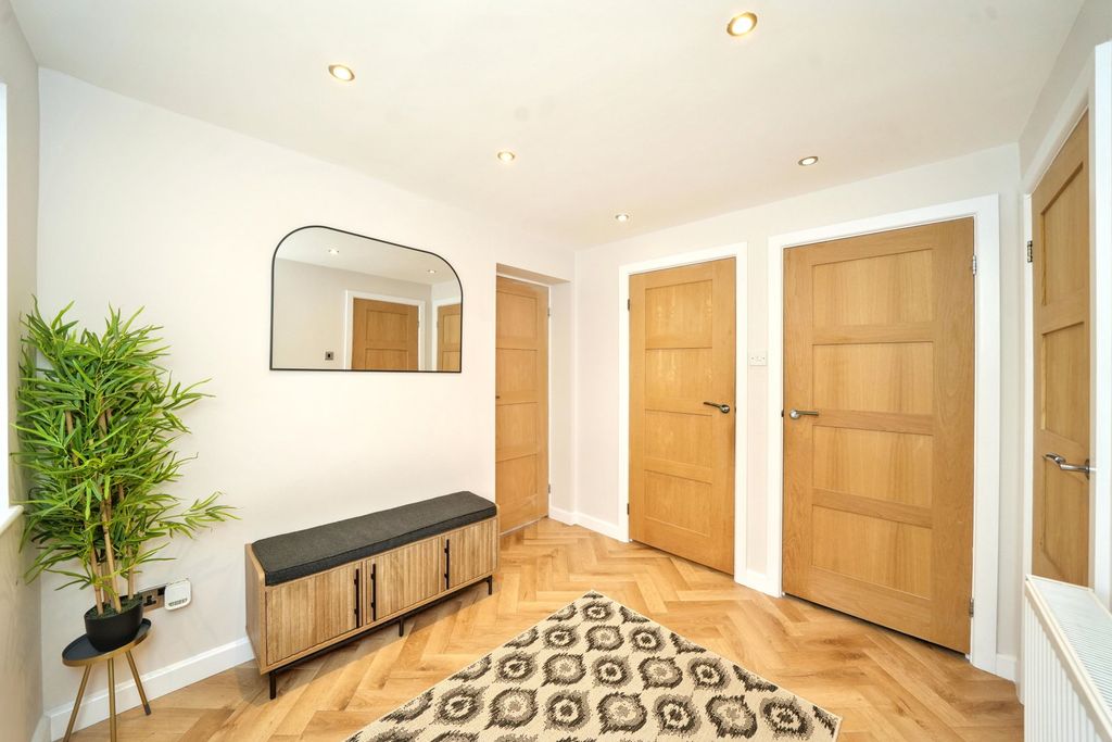Property photo 3 of 90