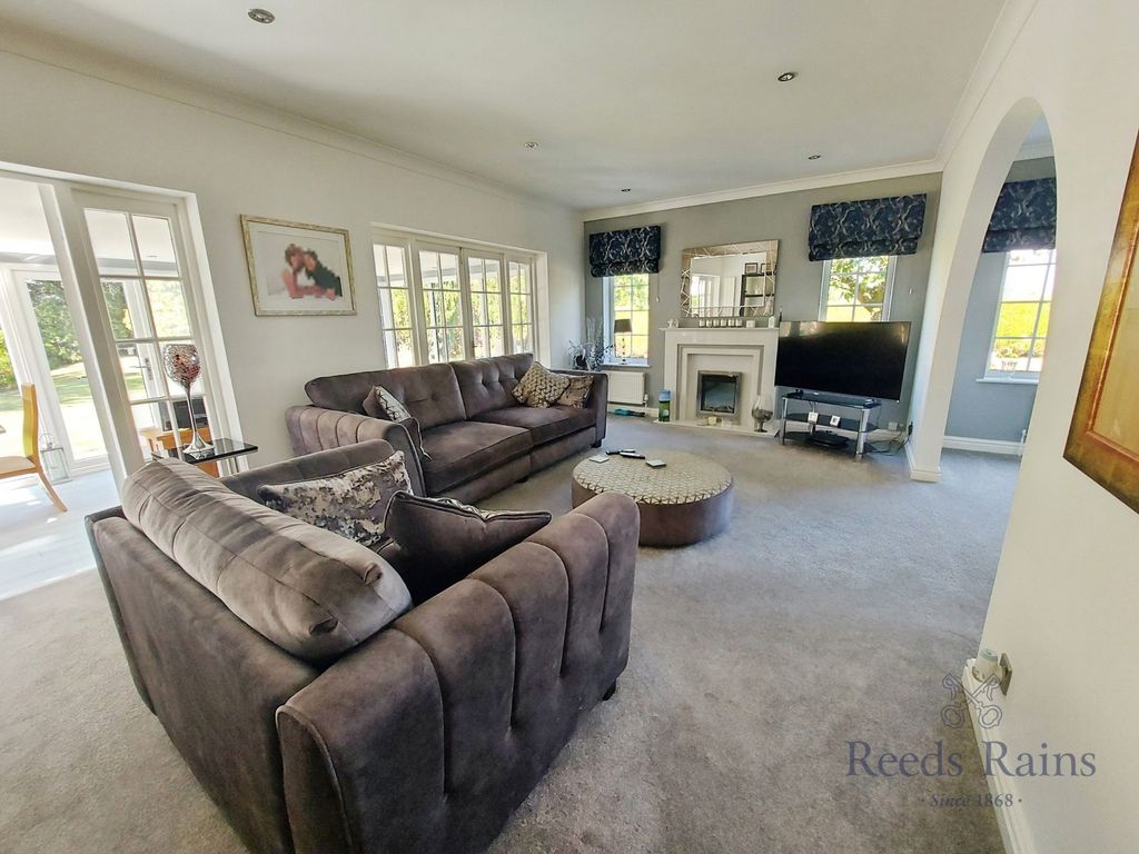 Property photo 3 of 22 Lounge