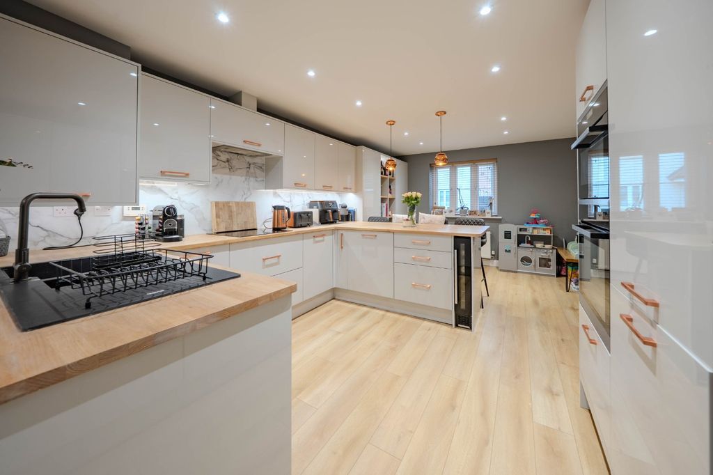 Property photo 3 of 23 Picture No. 13