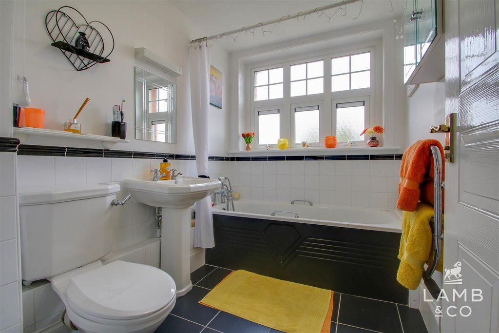 Additional image 10 of 1 bed flat for saleThe Esplanade, Frinton-On-Sea CO13