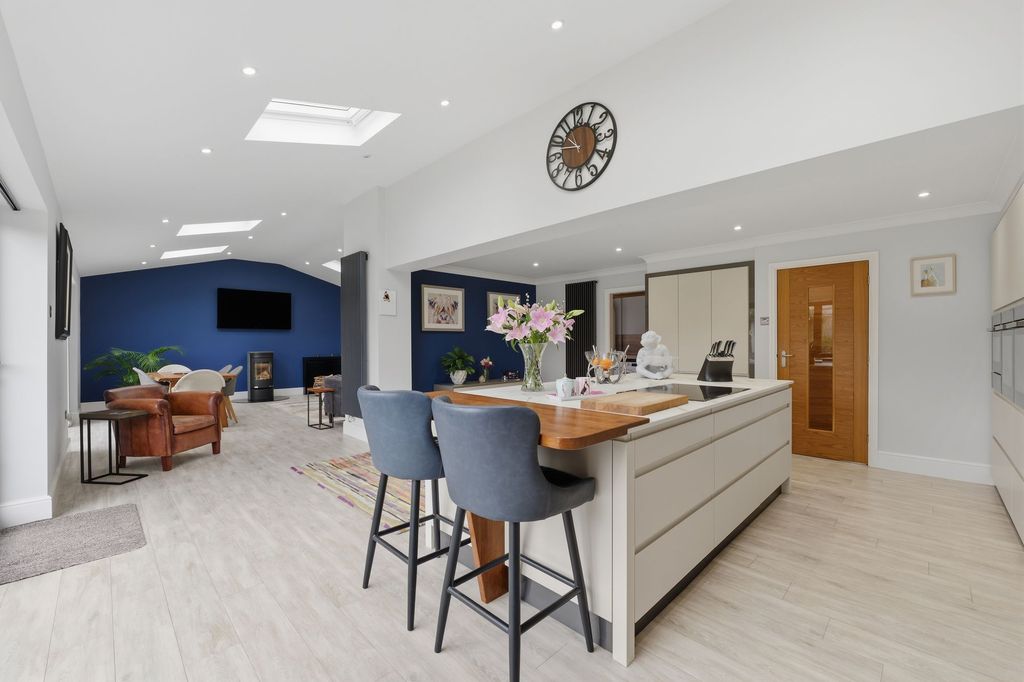 Property photo 3 of 37